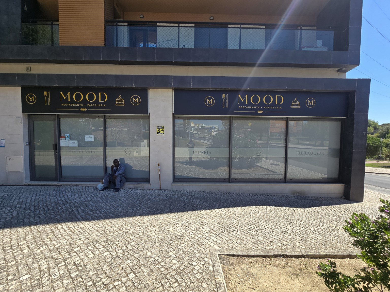 Fachada do restaurante e pastelaria MOOD, com identificação em preto e dourado realizada pela CIM