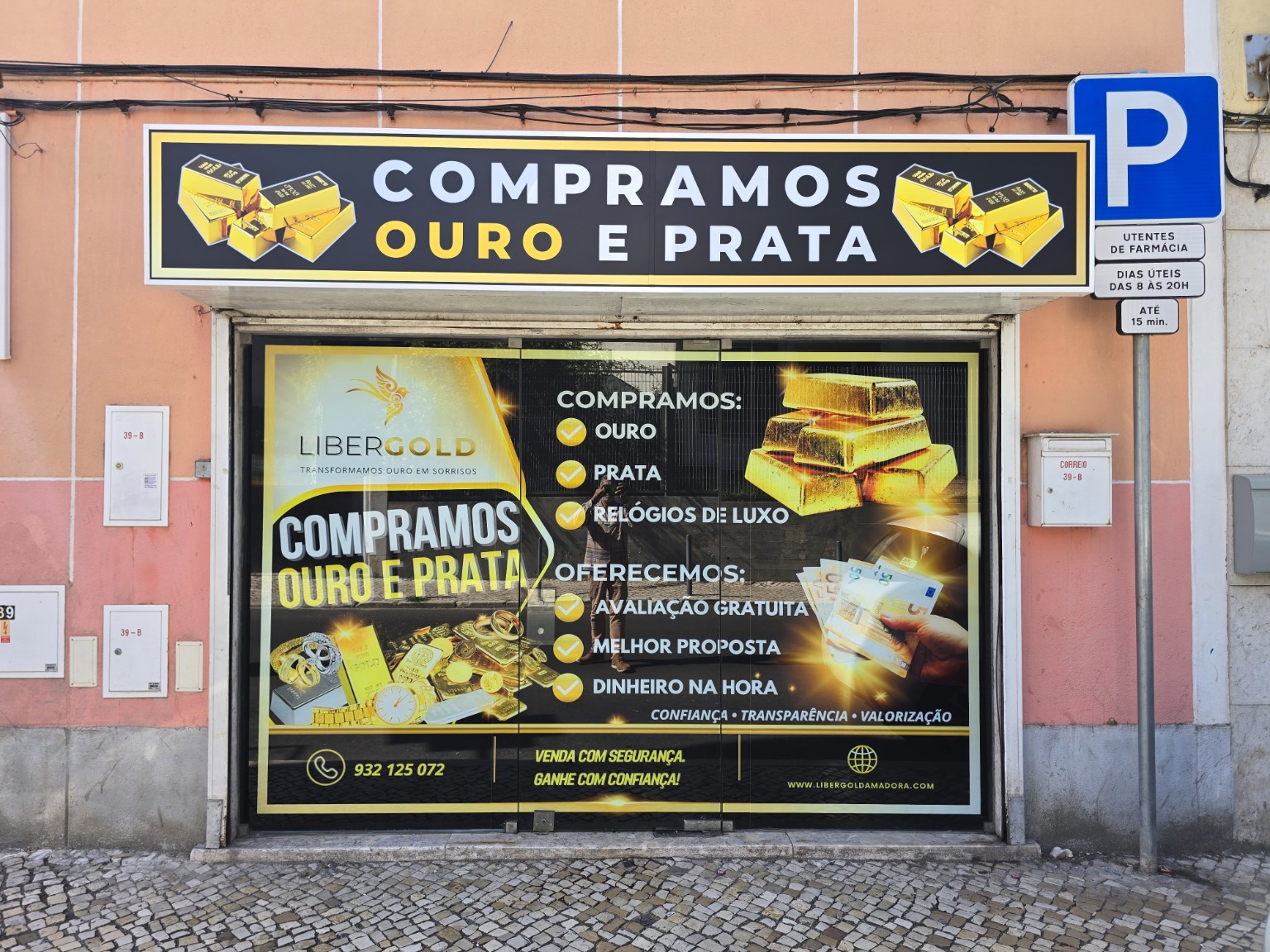 Trabalho da CIM na Libergold: montra decorada em vinil preto e dourado e letreiro de fachada