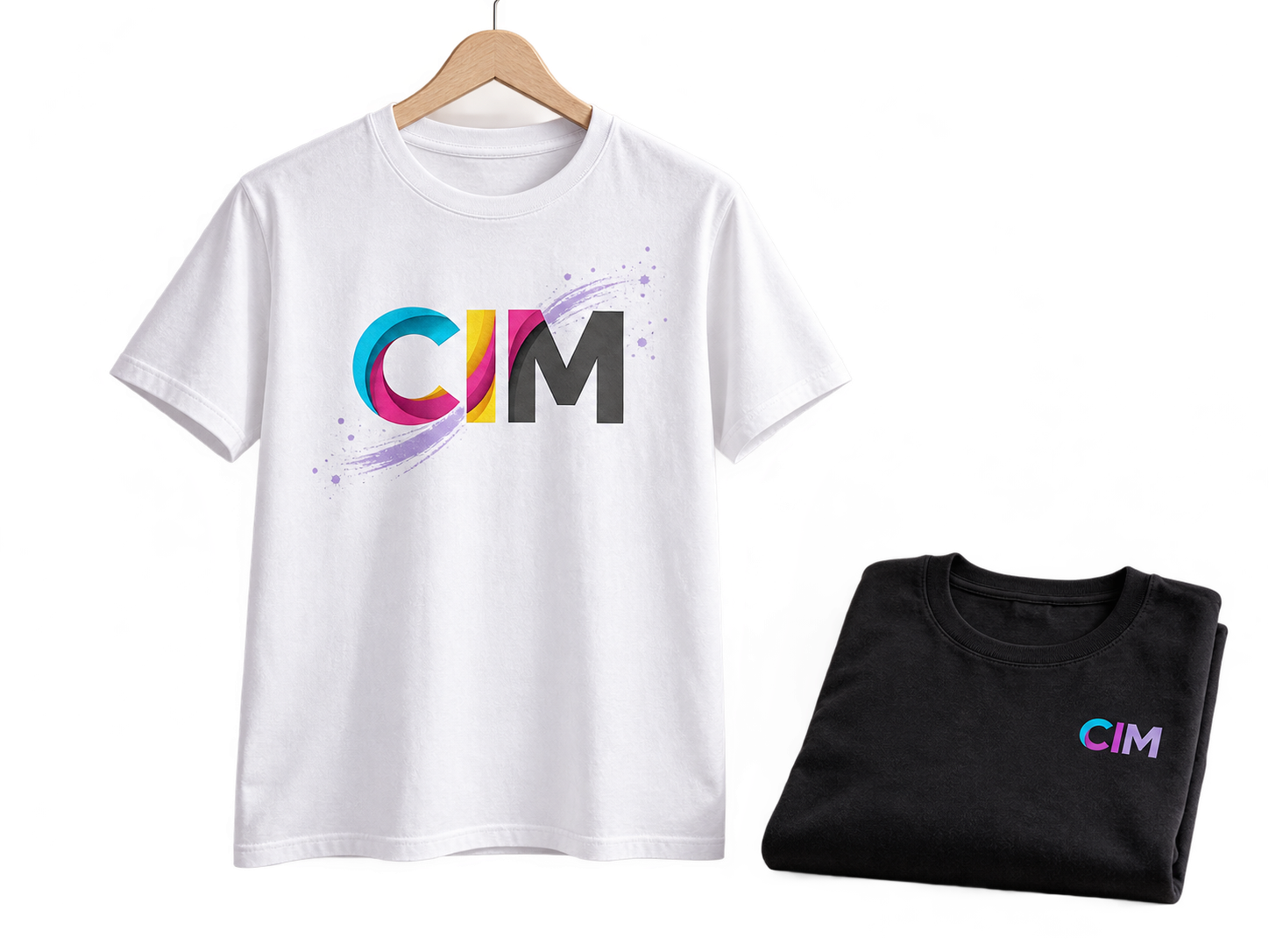 Exemplo ilustrativo de personalização numa t-shirt branca, ao lado de uma t-shirt preta dobrada